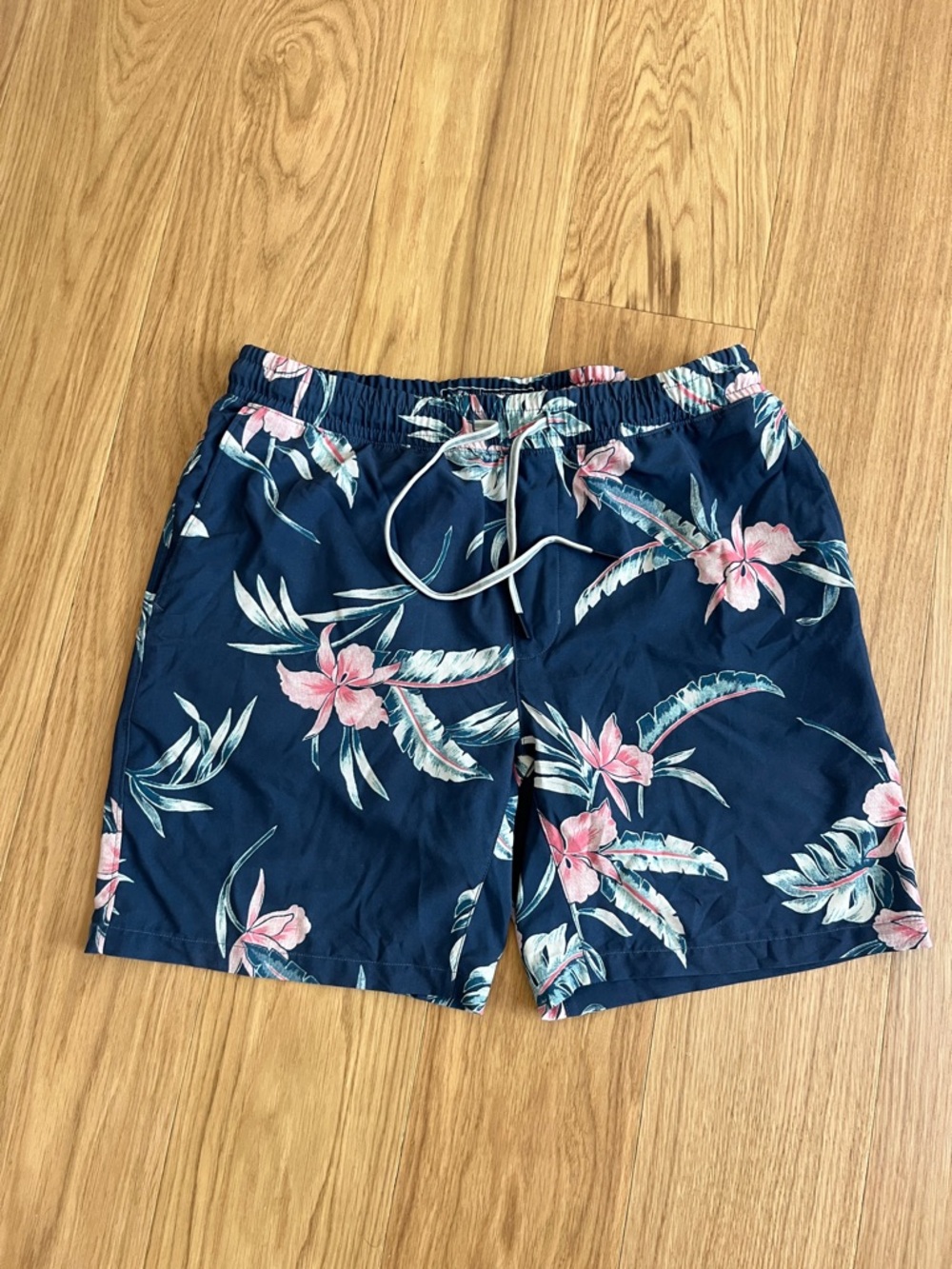Faherty Men's Shorelit Trunks Navy Island Orchid size M